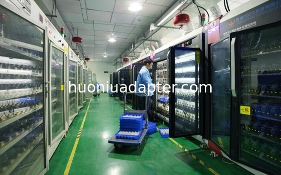 Qualität Universaler AC-DC-Poweradapter usine